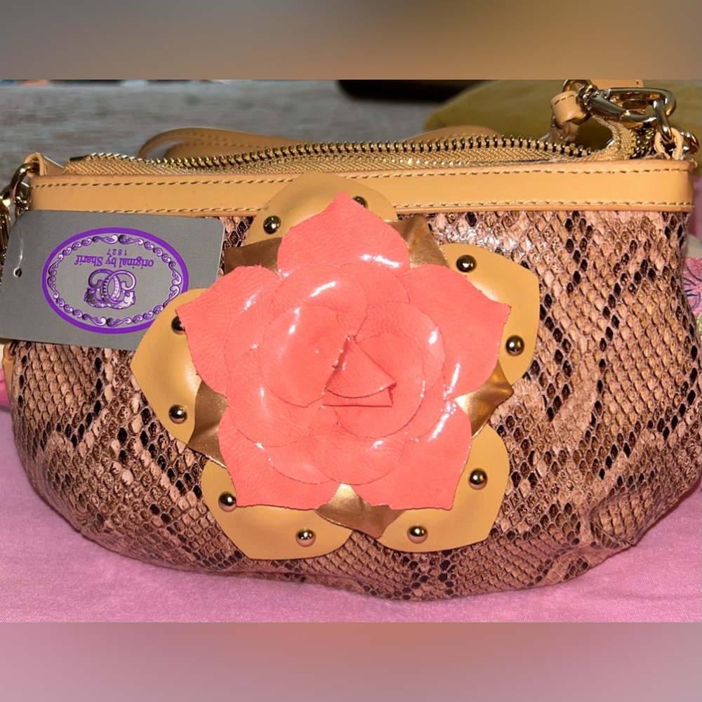 Small purse designed by SHARIF.
